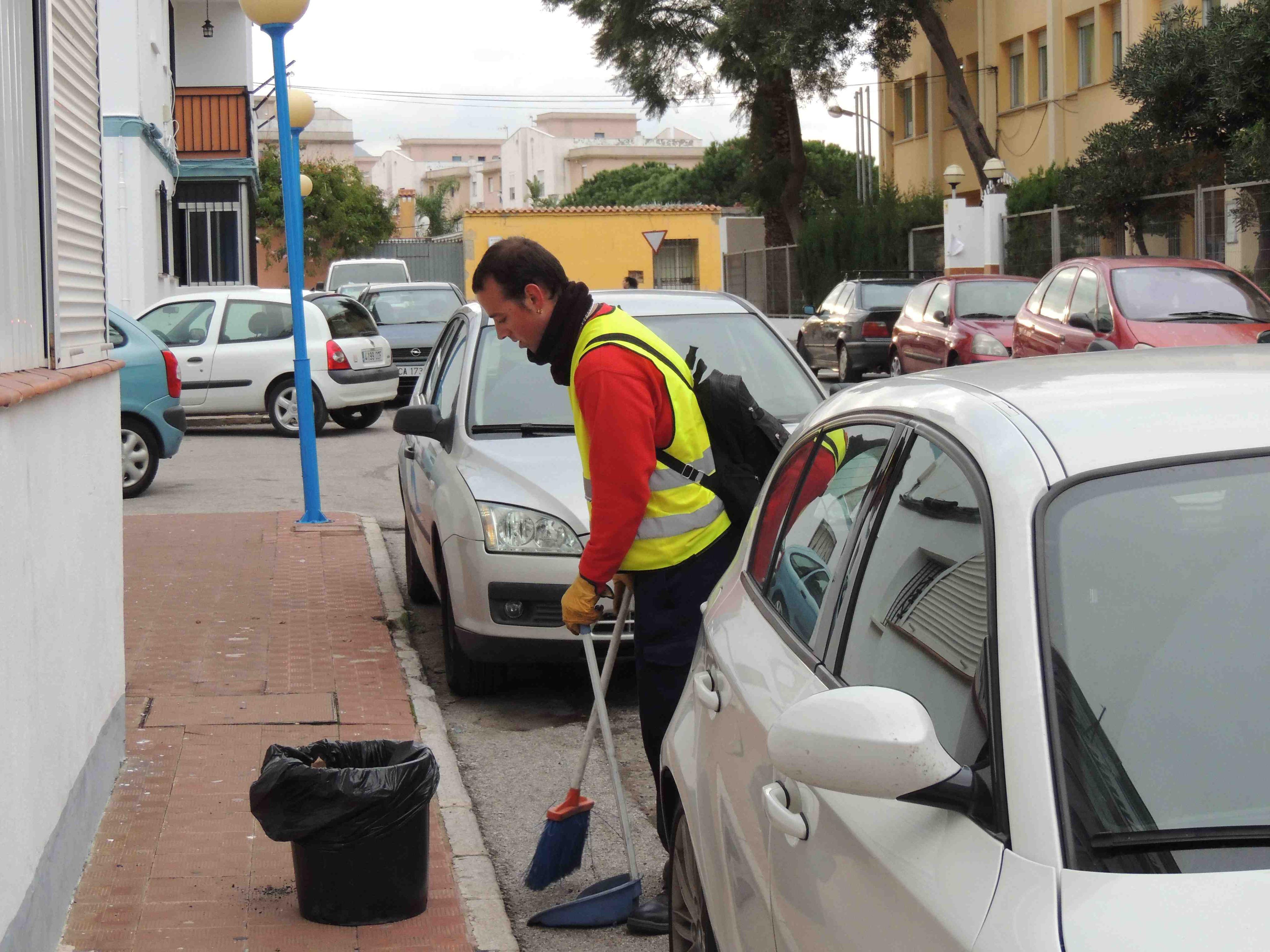 Limpieza de choque en la zona del colegio de Puente a cargo de los trabajadores de EmpleJoven